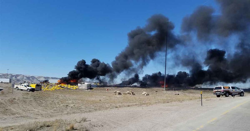 I80 Eastbound, Rock Springs yakınlarında 2 yarı kamyonun çarpışmasının ardından saatlerce kapalı kaldı